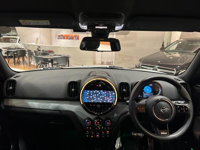 ＭＩＮＩ クーパーＳＤ　クロスオーバーオール４アンテイムドＥＤ　ワンオーナー　専用１８インチＡＷ　専用サイドスカットル　専用サイドストライプ　ピアノブラックエクステリア　ＭＩＮＩＹｏｕｒｓレザーラウンジハイランドグリーン　シートヒーター　禁煙車（4枚目）