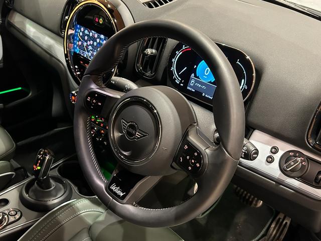 ＭＩＮＩ クーパーＳＤ　クロスオーバーオール４アンテイムドＥＤ　ワンオーナー　専用１８インチＡＷ　専用サイドスカットル　専用サイドストライプ　ピアノブラックエクステリア　ＭＩＮＩＹｏｕｒｓレザーラウンジハイランドグリーン　シートヒーター　禁煙車（5枚目）