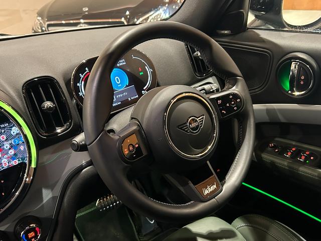 ＭＩＮＩ クーパーＳＤ　クロスオーバーオール４アンテイムドＥＤ　ワンオーナー　専用１８インチＡＷ　専用サイドスカットル　専用サイドストライプ　ピアノブラックエクステリア　ＭＩＮＩＹｏｕｒｓレザーラウンジハイランドグリーン　シートヒーター　禁煙車（7枚目）