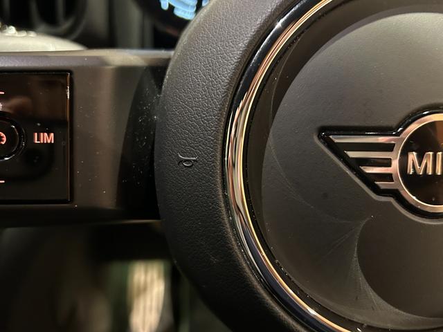 ＭＩＮＩ クーパーＳＤ　クロスオーバーオール４アンテイムドＥＤ　ワンオーナー　専用１８インチＡＷ　専用サイドスカットル　専用サイドストライプ　ピアノブラックエクステリア　ＭＩＮＩＹｏｕｒｓレザーラウンジハイランドグリーン　シートヒーター　禁煙車（8枚目）