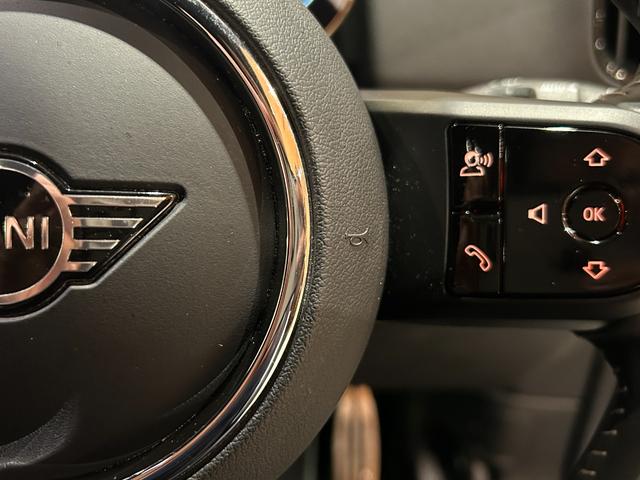 ＭＩＮＩ クーパーＳＤ　クロスオーバーオール４アンテイムドＥＤ　ワンオーナー　専用１８インチＡＷ　専用サイドスカットル　専用サイドストライプ　ピアノブラックエクステリア　ＭＩＮＩＹｏｕｒｓレザーラウンジハイランドグリーン　シートヒーター　禁煙車（9枚目）