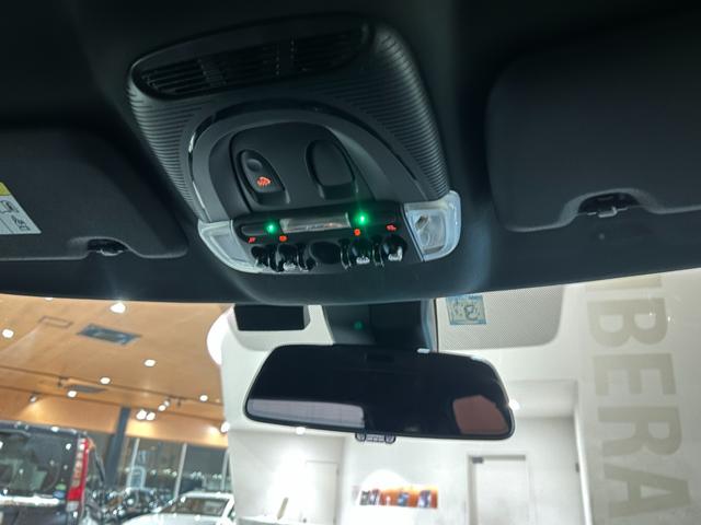 ＭＩＮＩ クーパーＳＤ　クロスオーバーオール４アンテイムドＥＤ　ワンオーナー　専用１８インチＡＷ　専用サイドスカットル　専用サイドストライプ　ピアノブラックエクステリア　ＭＩＮＩＹｏｕｒｓレザーラウンジハイランドグリーン　シートヒーター　禁煙車（11枚目）