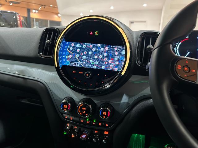 ＭＩＮＩ クーパーＳＤ　クロスオーバーオール４アンテイムドＥＤ　ワンオーナー　専用１８インチＡＷ　専用サイドスカットル　専用サイドストライプ　ピアノブラックエクステリア　ＭＩＮＩＹｏｕｒｓレザーラウンジハイランドグリーン　シートヒーター　禁煙車（12枚目）