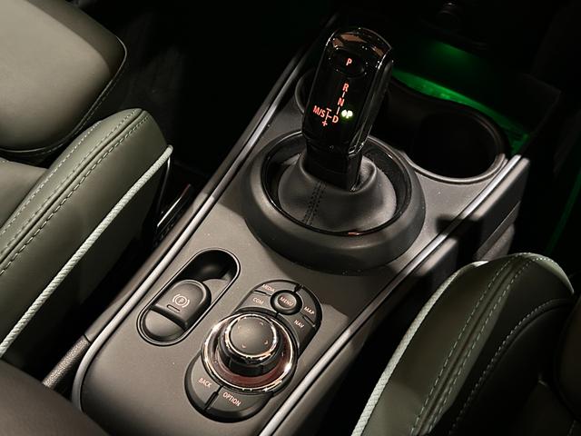 ＭＩＮＩ クーパーＳＤ　クロスオーバーオール４アンテイムドＥＤ　ワンオーナー　専用１８インチＡＷ　専用サイドスカットル　専用サイドストライプ　ピアノブラックエクステリア　ＭＩＮＩＹｏｕｒｓレザーラウンジハイランドグリーン　シートヒーター　禁煙車（19枚目）