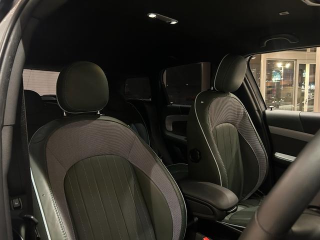 ＭＩＮＩ クーパーＳＤ　クロスオーバーオール４アンテイムドＥＤ　ワンオーナー　専用１８インチＡＷ　専用サイドスカットル　専用サイドストライプ　ピアノブラックエクステリア　ＭＩＮＩＹｏｕｒｓレザーラウンジハイランドグリーン　シートヒーター　禁煙車（20枚目）