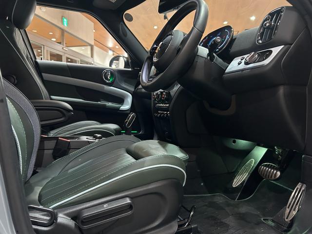 ＭＩＮＩ クーパーＳＤ　クロスオーバーオール４アンテイムドＥＤ　ワンオーナー　専用１８インチＡＷ　専用サイドスカットル　専用サイドストライプ　ピアノブラックエクステリア　ＭＩＮＩＹｏｕｒｓレザーラウンジハイランドグリーン　シートヒーター　禁煙車（21枚目）