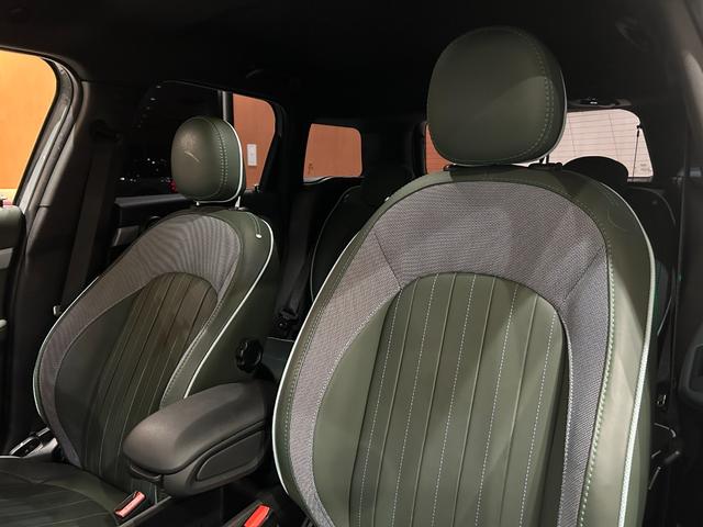 ＭＩＮＩ クーパーＳＤ　クロスオーバーオール４アンテイムドＥＤ　ワンオーナー　専用１８インチＡＷ　専用サイドスカットル　専用サイドストライプ　ピアノブラックエクステリア　ＭＩＮＩＹｏｕｒｓレザーラウンジハイランドグリーン　シートヒーター　禁煙車（23枚目）