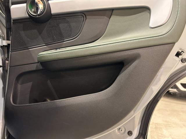 ＭＩＮＩ クーパーＳＤ　クロスオーバーオール４アンテイムドＥＤ　ワンオーナー　専用１８インチＡＷ　専用サイドスカットル　専用サイドストライプ　ピアノブラックエクステリア　ＭＩＮＩＹｏｕｒｓレザーラウンジハイランドグリーン　シートヒーター　禁煙車（31枚目）