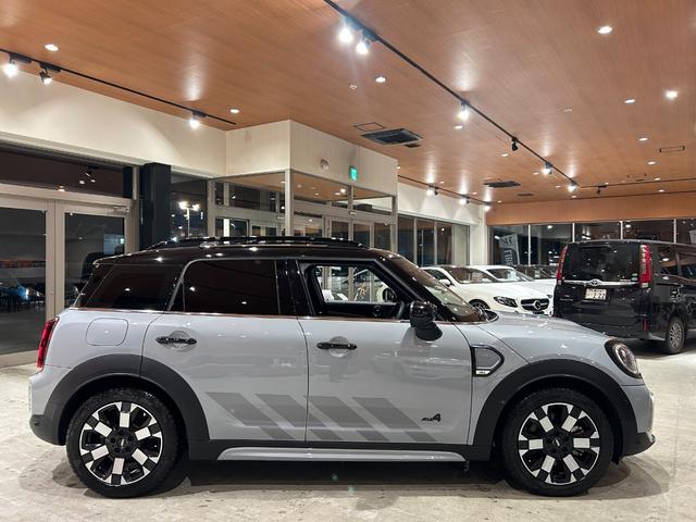 ＭＩＮＩ クーパーＳＤ　クロスオーバーオール４アンテイムドＥＤ　ワンオーナー　専用１８インチＡＷ　専用サイドスカットル　専用サイドストライプ　ピアノブラックエクステリア　ＭＩＮＩＹｏｕｒｓレザーラウンジハイランドグリーン　シートヒーター　禁煙車（41枚目）