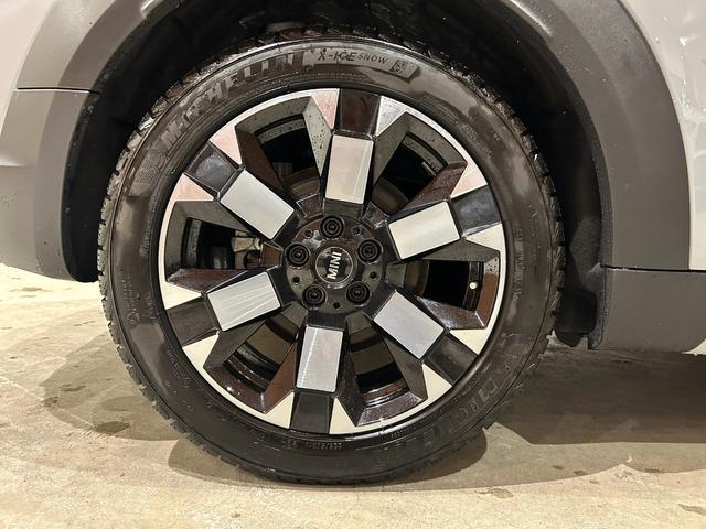 ＭＩＮＩ クーパーＳＤ　クロスオーバーオール４アンテイムドＥＤ　ワンオーナー　専用１８インチＡＷ　専用サイドスカットル　専用サイドストライプ　ピアノブラックエクステリア　ＭＩＮＩＹｏｕｒｓレザーラウンジハイランドグリーン　シートヒーター　禁煙車（50枚目）