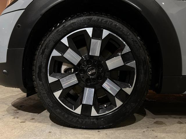 ＭＩＮＩ クーパーＳＤ　クロスオーバーオール４アンテイムドＥＤ　ワンオーナー　専用１８インチＡＷ　専用サイドスカットル　専用サイドストライプ　ピアノブラックエクステリア　ＭＩＮＩＹｏｕｒｓレザーラウンジハイランドグリーン　シートヒーター　禁煙車（52枚目）