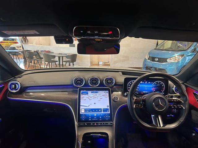 Cクラス C200 4Mアバンギャルド AMGラインパッケージ レザーエクスクルーシブPKG 赤黒コンビレザーシート シートヒーター ベーシックPKG レーダーセーフティPKG 360°カメラ DIGITALライト アダプティブハイビームアシスト 禁煙車(4枚目)