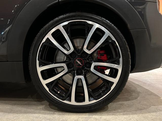 MINI JCWクラブマンGPインスパイアードエディション 世界299台限定車(シリアルナンバー126) 専用シルバールーフ&チリレッドミラーキャップ 専用サイドストライプ 専用リアストライプ ピアノブラックエクステリア ACC ヘッドアップディスプレイ(55枚目)