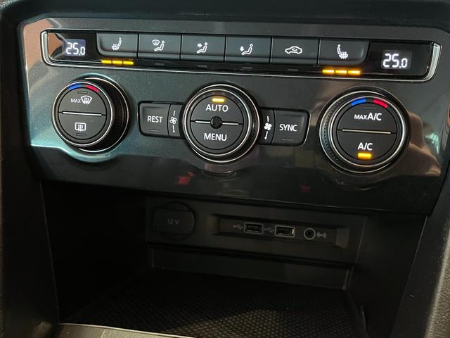 ティグアン TDI 4モーション ハイライン レザーシートPKG 本革シート 運転席メモリー付きパワーシート 運転席パワーランバーサポート シートヒーター オールインセーフティ ヘッドアップディスプレイ 純正メモリナビ 360°カメラ 禁煙車(21枚目)