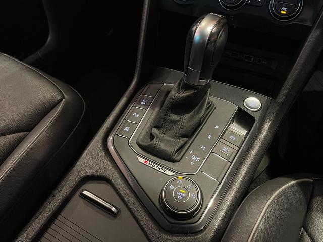 ティグアン TDI 4モーション ハイライン レザーシートPKG 本革シート 運転席メモリー付きパワーシート 運転席パワーランバーサポート シートヒーター オールインセーフティ ヘッドアップディスプレイ 純正メモリナビ 360°カメラ 禁煙車(22枚目)