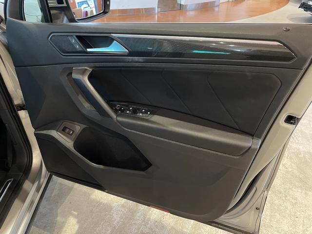 ティグアン TDI 4モーション ハイライン レザーシートPKG 本革シート 運転席メモリー付きパワーシート 運転席パワーランバーサポート シートヒーター オールインセーフティ ヘッドアップディスプレイ 純正メモリナビ 360°カメラ 禁煙車(28枚目)