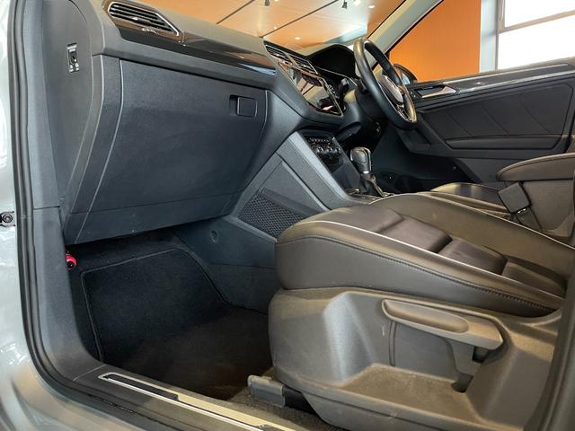 ティグアン TDI 4モーション ハイライン レザーシートPKG 本革シート 運転席メモリー付きパワーシート 運転席パワーランバーサポート シートヒーター オールインセーフティ ヘッドアップディスプレイ 純正メモリナビ 360°カメラ 禁煙車(30枚目)