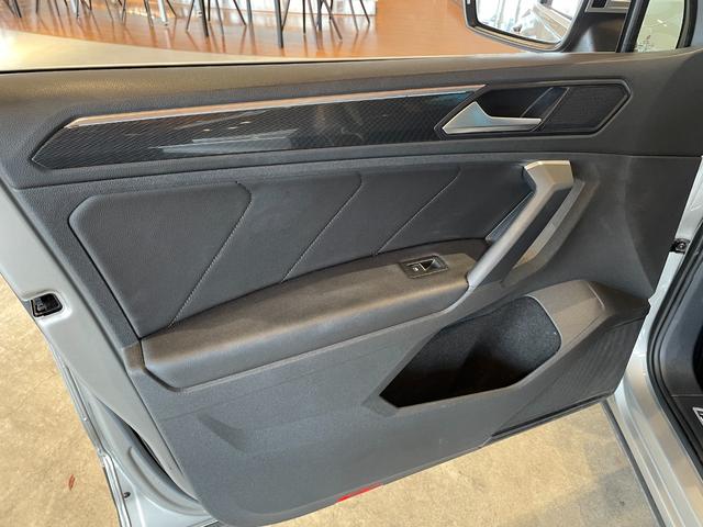 ティグアン TDI 4モーション ハイライン レザーシートPKG 本革シート 運転席メモリー付きパワーシート 運転席パワーランバーサポート シートヒーター オールインセーフティ ヘッドアップディスプレイ 純正メモリナビ 360°カメラ 禁煙車(32枚目)