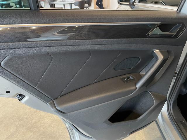 ティグアン TDI 4モーション ハイライン レザーシートPKG 本革シート 運転席メモリー付きパワーシート 運転席パワーランバーサポート シートヒーター オールインセーフティ ヘッドアップディスプレイ 純正メモリナビ 360°カメラ 禁煙車(35枚目)