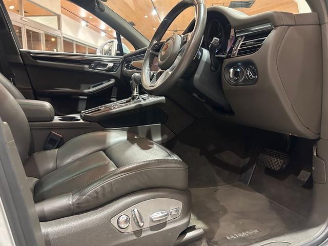 �}�b�g�u���b�N�Ƀz���C�g�̂k�h�a�d�q�`�k�`�̃��S�̌����ƊŔ��ڈ�ł��B