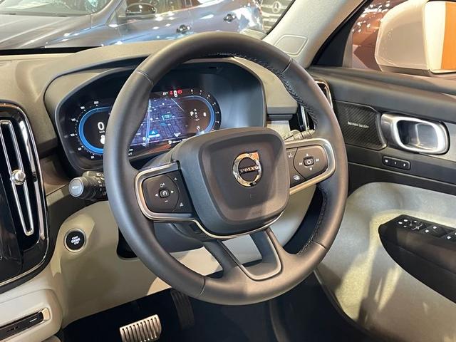 XC40 ウルトラ B4 AWD 1オーナー Googleナビ 360°カメラ ワイヤレスチャージング harman/kardonサラウンド 本革シート シートヒーター ステアリングヒーター ピクセルLEDヘッドライト 電動リアゲート(7枚目)