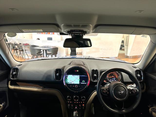 MINI クーパーD クロスオーバー オール4 レザーシートPKG PEPPERパッケージ ホワイトボンネットストライプ レザーチェスターブリティッシュオーク 電動フロントシート シートヒーター 純正HDDナビ バックカメラ パーキングアシスト(4枚目)
