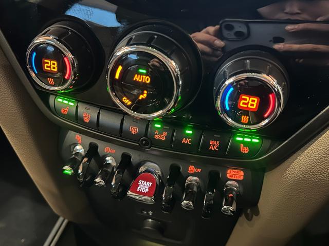 MINI クーパーD クロスオーバー オール4 レザーシートPKG PEPPERパッケージ ホワイトボンネットストライプ レザーチェスターブリティッシュオーク 電動フロントシート シートヒーター 純正HDDナビ バックカメラ パーキングアシスト(17枚目)