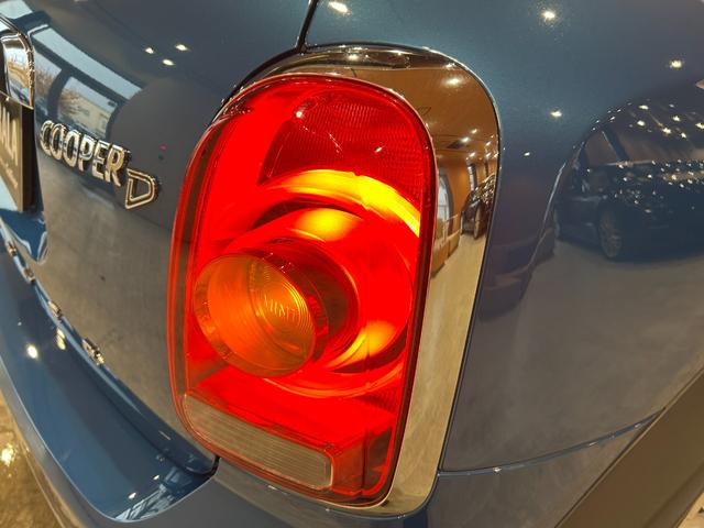 MINI クーパーD クロスオーバー オール4 レザーシートPKG PEPPERパッケージ ホワイトボンネットストライプ レザーチェスターブリティッシュオーク 電動フロントシート シートヒーター 純正HDDナビ バックカメラ パーキングアシスト(47枚目)