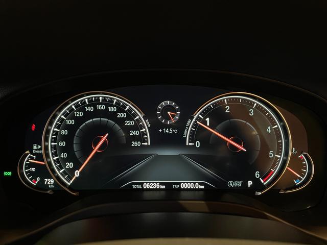 店内には５００冊以上の選りすぐりの本たちが、落ち着いた雰囲気を演出致します。ゆったりと流れる時間の中、あなただけの大切な１台をお探しください。