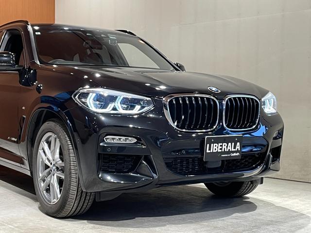 店内には５００冊以上の選りすぐりの本たちが、落ち着いた雰囲気を演出致します。ゆったりと流れる時間の中、あなただけの大切な１台をお探しください。