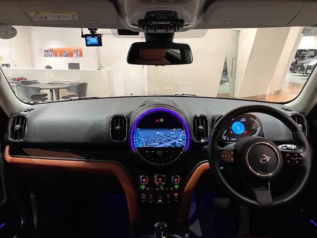 ＭＩＮＩ クーパーＤ　クロスオーバー　オール４　プレミアムプラスＰＫＧ　ＣＬＡＳＳＩＣＴＲＩＭ　シルバールーフ＆ミラーキャップ　ＡＣＣ　マルチディスプレイメーターパネル　革調シートカバー　シートヒーター　純正ＨＤＤナビ　バックカメラ　禁煙車（4枚目）