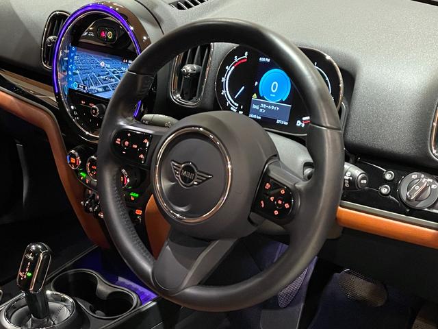 ＭＩＮＩ クーパーＤ　クロスオーバー　オール４　プレミアムプラスＰＫＧ　ＣＬＡＳＳＩＣＴＲＩＭ　シルバールーフ＆ミラーキャップ　ＡＣＣ　マルチディスプレイメーターパネル　革調シートカバー　シートヒーター　純正ＨＤＤナビ　バックカメラ　禁煙車（5枚目）