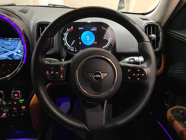 ＭＩＮＩ クーパーＤ　クロスオーバー　オール４　プレミアムプラスＰＫＧ　ＣＬＡＳＳＩＣＴＲＩＭ　シルバールーフ＆ミラーキャップ　ＡＣＣ　マルチディスプレイメーターパネル　革調シートカバー　シートヒーター　純正ＨＤＤナビ　バックカメラ　禁煙車（6枚目）