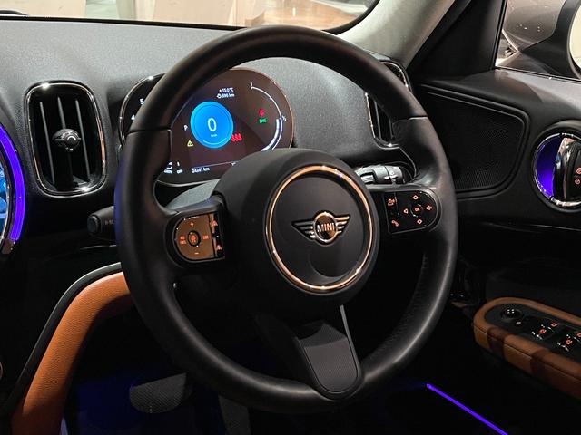 ＭＩＮＩ クーパーＤ　クロスオーバー　オール４　プレミアムプラスＰＫＧ　ＣＬＡＳＳＩＣＴＲＩＭ　シルバールーフ＆ミラーキャップ　ＡＣＣ　マルチディスプレイメーターパネル　革調シートカバー　シートヒーター　純正ＨＤＤナビ　バックカメラ　禁煙車（7枚目）