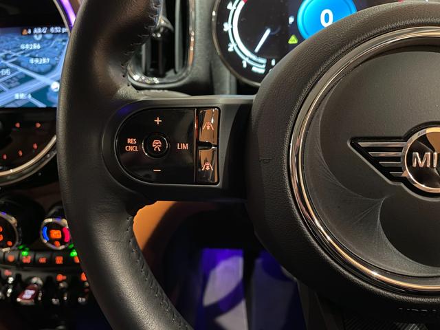 ＭＩＮＩ クーパーＤ　クロスオーバー　オール４　プレミアムプラスＰＫＧ　ＣＬＡＳＳＩＣＴＲＩＭ　シルバールーフ＆ミラーキャップ　ＡＣＣ　マルチディスプレイメーターパネル　革調シートカバー　シートヒーター　純正ＨＤＤナビ　バックカメラ　禁煙車（8枚目）