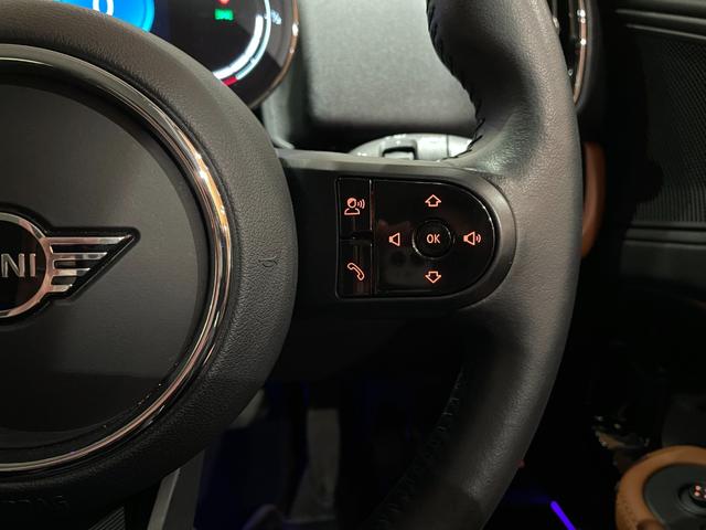 ＭＩＮＩ クーパーＤ　クロスオーバー　オール４　プレミアムプラスＰＫＧ　ＣＬＡＳＳＩＣＴＲＩＭ　シルバールーフ＆ミラーキャップ　ＡＣＣ　マルチディスプレイメーターパネル　革調シートカバー　シートヒーター　純正ＨＤＤナビ　バックカメラ　禁煙車（9枚目）