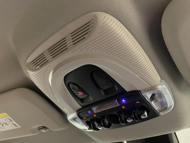 ＭＩＮＩ クーパーＤ　クロスオーバー　オール４　プレミアムプラスＰＫＧ　ＣＬＡＳＳＩＣＴＲＩＭ　シルバールーフ＆ミラーキャップ　ＡＣＣ　マルチディスプレイメーターパネル　革調シートカバー　シートヒーター　純正ＨＤＤナビ　バックカメラ　禁煙車（12枚目）