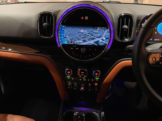 ＭＩＮＩ クーパーＤ　クロスオーバー　オール４　プレミアムプラスＰＫＧ　ＣＬＡＳＳＩＣＴＲＩＭ　シルバールーフ＆ミラーキャップ　ＡＣＣ　マルチディスプレイメーターパネル　革調シートカバー　シートヒーター　純正ＨＤＤナビ　バックカメラ　禁煙車（13枚目）