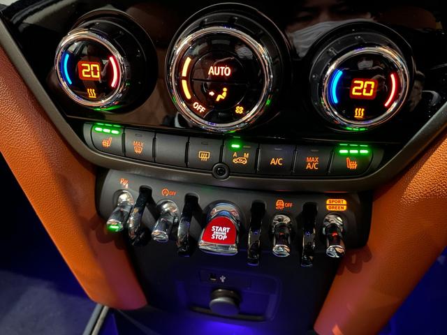 ＭＩＮＩ クーパーＤ　クロスオーバー　オール４　プレミアムプラスＰＫＧ　ＣＬＡＳＳＩＣＴＲＩＭ　シルバールーフ＆ミラーキャップ　ＡＣＣ　マルチディスプレイメーターパネル　革調シートカバー　シートヒーター　純正ＨＤＤナビ　バックカメラ　禁煙車（18枚目）