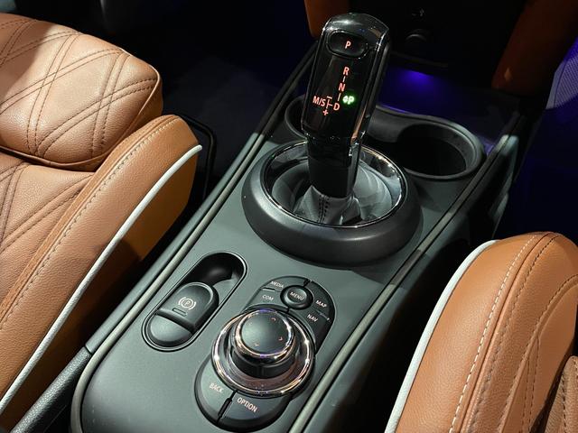 ＭＩＮＩ クーパーＤ　クロスオーバー　オール４　プレミアムプラスＰＫＧ　ＣＬＡＳＳＩＣＴＲＩＭ　シルバールーフ＆ミラーキャップ　ＡＣＣ　マルチディスプレイメーターパネル　革調シートカバー　シートヒーター　純正ＨＤＤナビ　バックカメラ　禁煙車（19枚目）