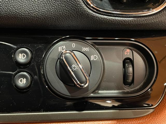 ＭＩＮＩ クーパーＤ　クロスオーバー　オール４　プレミアムプラスＰＫＧ　ＣＬＡＳＳＩＣＴＲＩＭ　シルバールーフ＆ミラーキャップ　ＡＣＣ　マルチディスプレイメーターパネル　革調シートカバー　シートヒーター　純正ＨＤＤナビ　バックカメラ　禁煙車（20枚目）