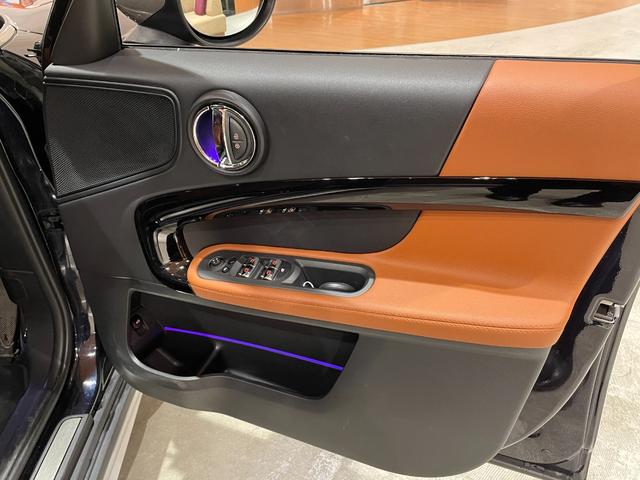 ＭＩＮＩ クーパーＤ　クロスオーバー　オール４　プレミアムプラスＰＫＧ　ＣＬＡＳＳＩＣＴＲＩＭ　シルバールーフ＆ミラーキャップ　ＡＣＣ　マルチディスプレイメーターパネル　革調シートカバー　シートヒーター　純正ＨＤＤナビ　バックカメラ　禁煙車（23枚目）