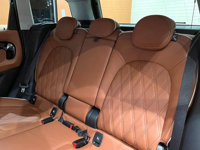 ＭＩＮＩ クーパーＤ　クロスオーバー　オール４　プレミアムプラスＰＫＧ　ＣＬＡＳＳＩＣＴＲＩＭ　シルバールーフ＆ミラーキャップ　ＡＣＣ　マルチディスプレイメーターパネル　革調シートカバー　シートヒーター　純正ＨＤＤナビ　バックカメラ　禁煙車（27枚目）