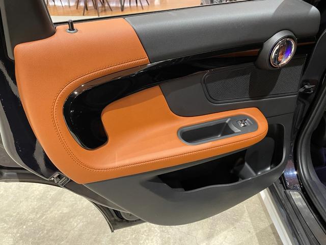 ＭＩＮＩ クーパーＤ　クロスオーバー　オール４　プレミアムプラスＰＫＧ　ＣＬＡＳＳＩＣＴＲＩＭ　シルバールーフ＆ミラーキャップ　ＡＣＣ　マルチディスプレイメーターパネル　革調シートカバー　シートヒーター　純正ＨＤＤナビ　バックカメラ　禁煙車（29枚目）