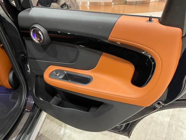 ＭＩＮＩ クーパーＤ　クロスオーバー　オール４　プレミアムプラスＰＫＧ　ＣＬＡＳＳＩＣＴＲＩＭ　シルバールーフ＆ミラーキャップ　ＡＣＣ　マルチディスプレイメーターパネル　革調シートカバー　シートヒーター　純正ＨＤＤナビ　バックカメラ　禁煙車（32枚目）