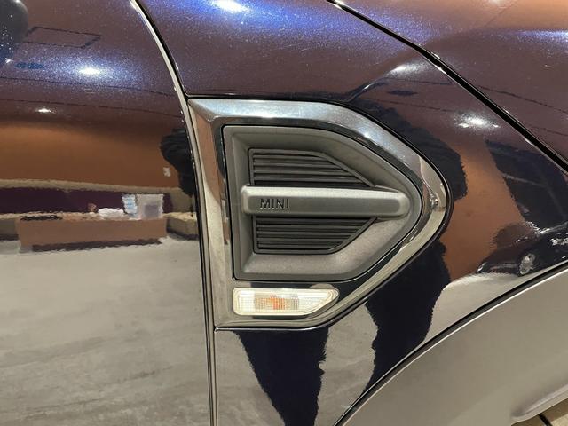 ＭＩＮＩ クーパーＤ　クロスオーバー　オール４　プレミアムプラスＰＫＧ　ＣＬＡＳＳＩＣＴＲＩＭ　シルバールーフ＆ミラーキャップ　ＡＣＣ　マルチディスプレイメーターパネル　革調シートカバー　シートヒーター　純正ＨＤＤナビ　バックカメラ　禁煙車（47枚目）