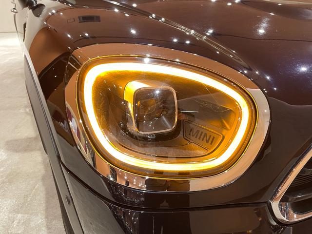 ＭＩＮＩ クーパーＤ　クロスオーバー　オール４　プレミアムプラスＰＫＧ　ＣＬＡＳＳＩＣＴＲＩＭ　シルバールーフ＆ミラーキャップ　ＡＣＣ　マルチディスプレイメーターパネル　革調シートカバー　シートヒーター　純正ＨＤＤナビ　バックカメラ　禁煙車（49枚目）