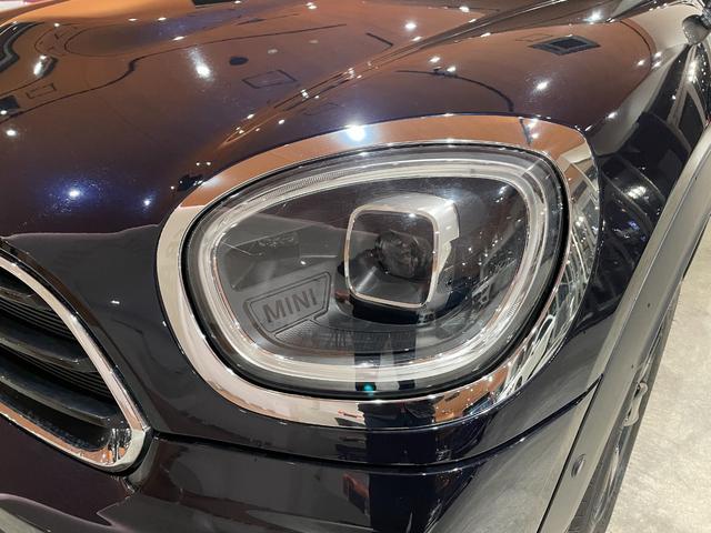 ＭＩＮＩ クーパーＤ　クロスオーバー　オール４　プレミアムプラスＰＫＧ　ＣＬＡＳＳＩＣＴＲＩＭ　シルバールーフ＆ミラーキャップ　ＡＣＣ　マルチディスプレイメーターパネル　革調シートカバー　シートヒーター　純正ＨＤＤナビ　バックカメラ　禁煙車（50枚目）