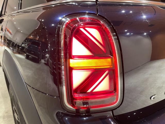 ＭＩＮＩ クーパーＤ　クロスオーバー　オール４　プレミアムプラスＰＫＧ　ＣＬＡＳＳＩＣＴＲＩＭ　シルバールーフ＆ミラーキャップ　ＡＣＣ　マルチディスプレイメーターパネル　革調シートカバー　シートヒーター　純正ＨＤＤナビ　バックカメラ　禁煙車（51枚目）