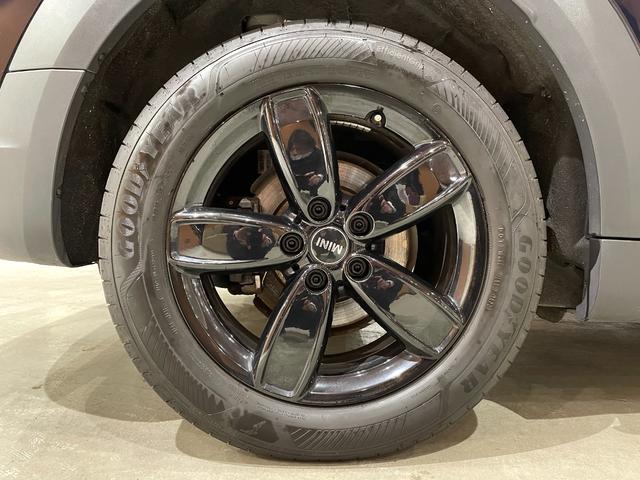 ＭＩＮＩ クーパーＤ　クロスオーバー　オール４　プレミアムプラスＰＫＧ　ＣＬＡＳＳＩＣＴＲＩＭ　シルバールーフ＆ミラーキャップ　ＡＣＣ　マルチディスプレイメーターパネル　革調シートカバー　シートヒーター　純正ＨＤＤナビ　バックカメラ　禁煙車（54枚目）